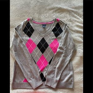 IZOD Sweater Pink & black Diamonds on grey. V neck long sleeve